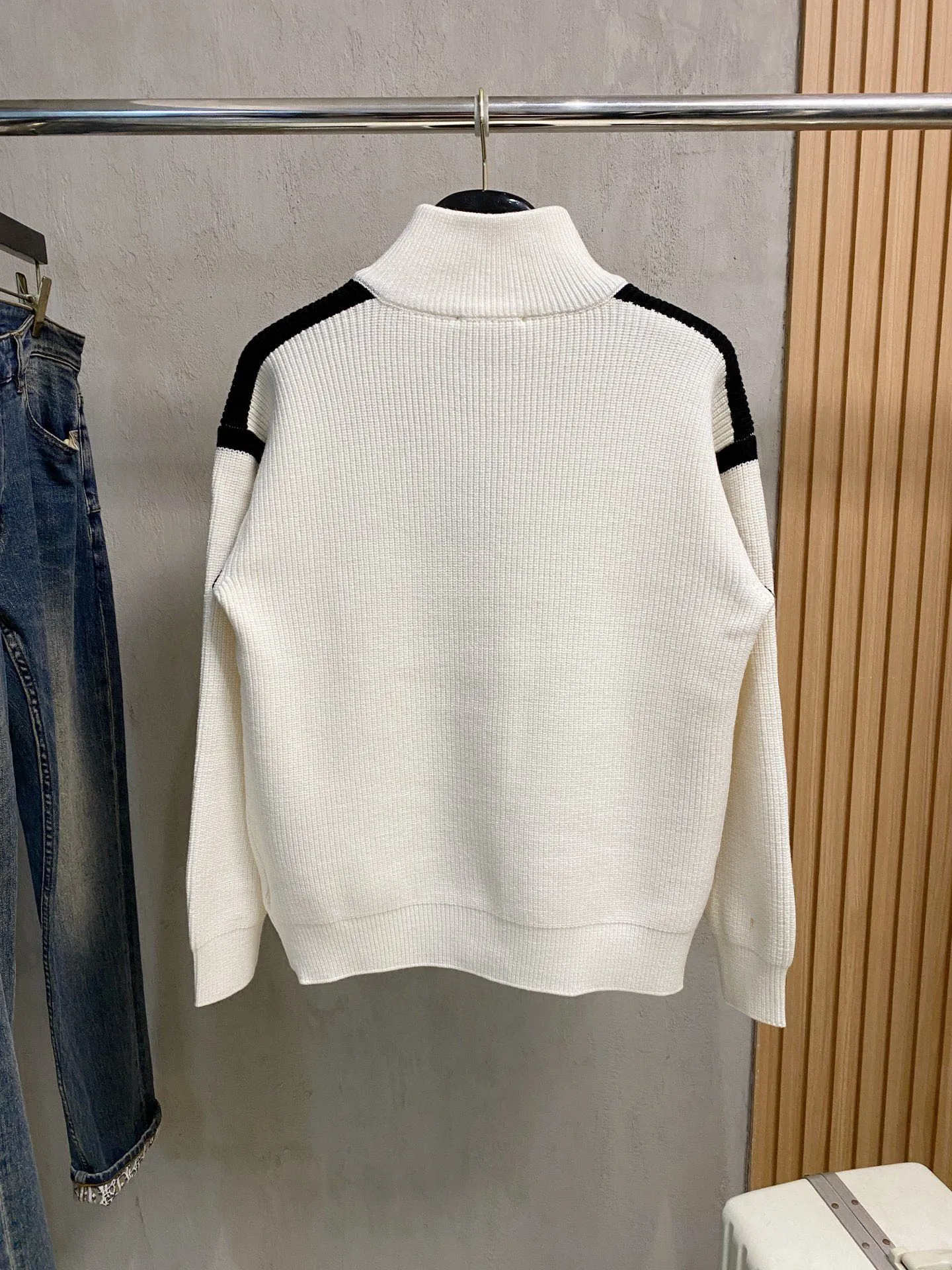 🅿️560 【LV Louis Vuitton】Autumn and winter classic cardigan sweater, in full condition! ! ! Wool blended fabric, the latest model in 2025, golden ratio! ! Slim-fitting soft gold, versatile and practical item, the combination and practicality are extremely powerful, simple and elegant, and classy! To create your own style, it is highly recommended to buy it in two colors. The standard slim fit tailoring process is suitable for both young and old men. It is knitted from wool and will not cause any discomfort! While keeping warm, it is stylish, textured and wearable, and the classic logo with contrasting colors on the chest feels in place! ! Recommended for regular customers! ! Size M-3XL (maximum wear: 190 pounds)